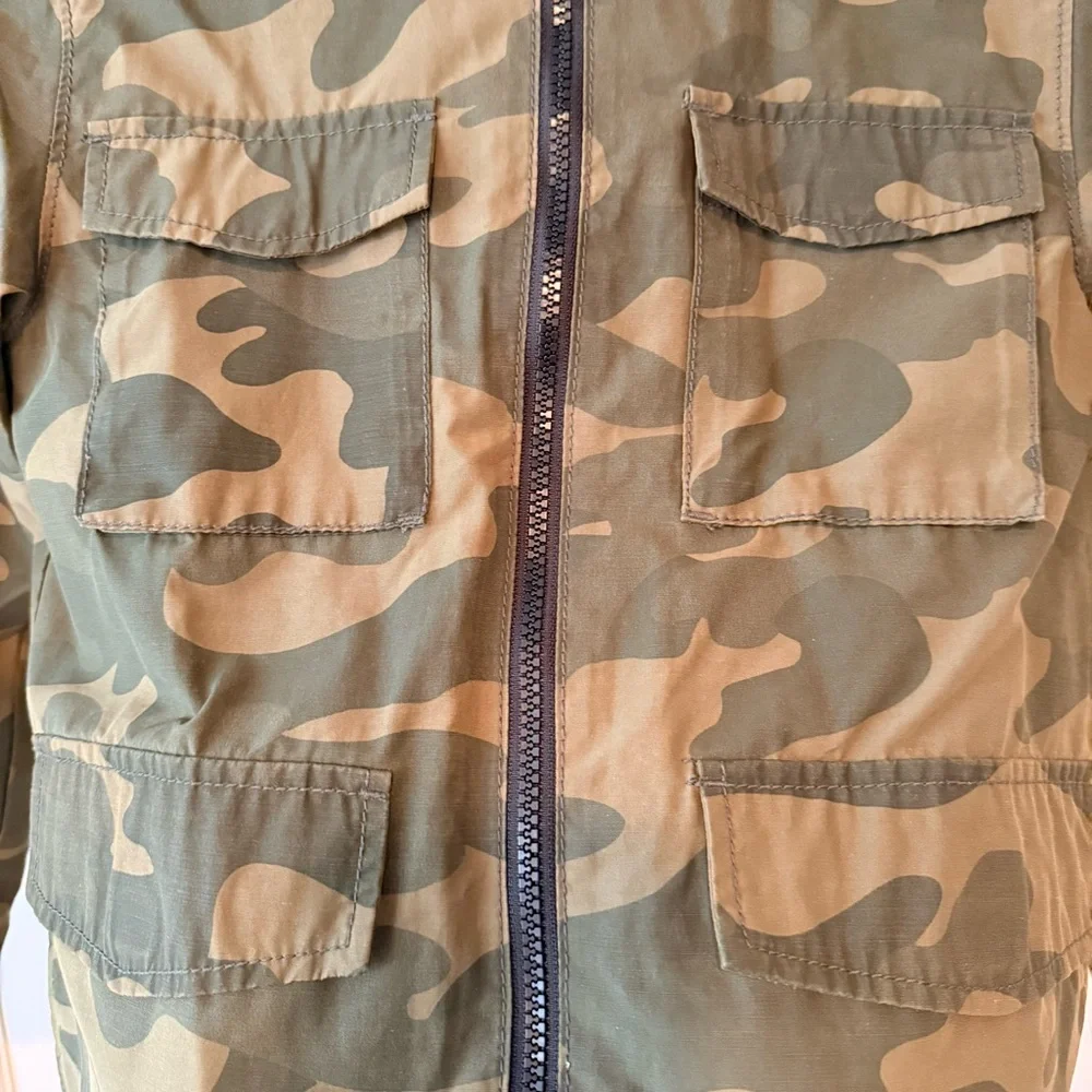 Old Navy Green Camouflage Jacket - Size Medium (8)